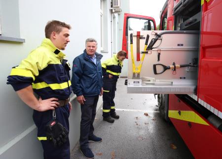 Novi GVC-3 PGD Unec pred občino Cerknica 04 FOTO LJUBO VUKELIČ